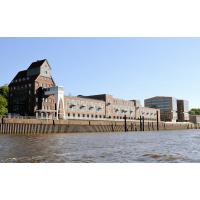 376_2445 Altonaer Hafenrand - Blick vom Wasser auf den Altonaer Kaispeicher an der Strasse Neumühlen | Neumuehlen - Strasse am Hafenrand von Hamburg Altona.